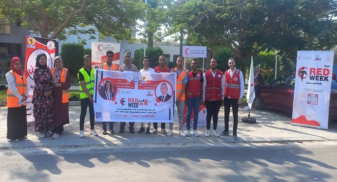وزيرة التضامن تتلقى تقريرا عن حملة الهلال الأحمر المصري ووحدات الوزارة بالجامعات