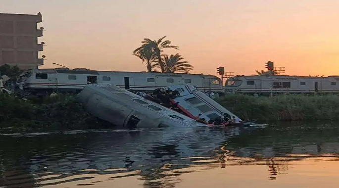 السكك الحديدية: سقوط عربتين من قطار إثر اصطدام جرار به في محافظة المنيا