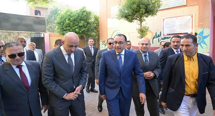 بالصور.. رئيس الوزراء يتفقد انتظام العام الدراسي بمدارس كرداسة بمحافظة الجيزة