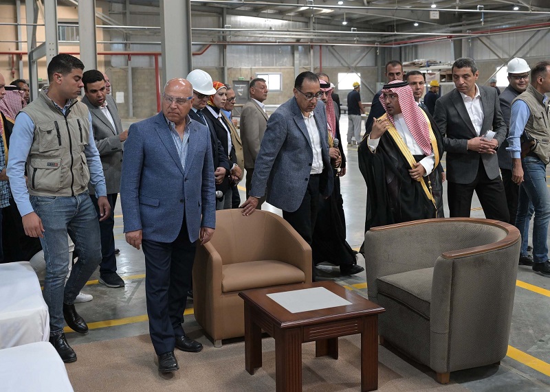 بالصور .. رئيس الوزراء يتفقد مصنع “يونيفرسال للأثاث” بحي عتاقة بمحافظة السويس