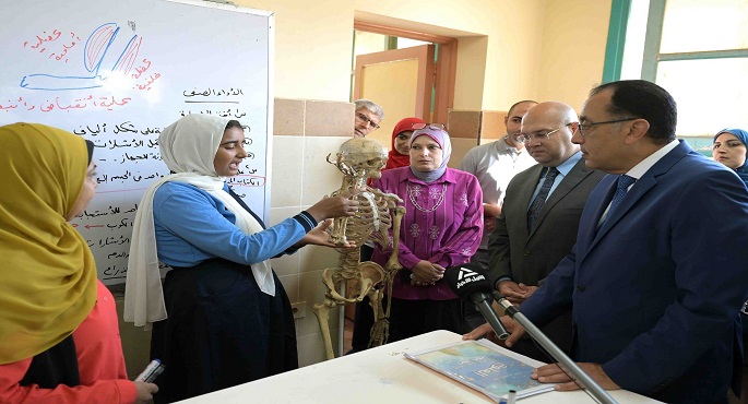 بالصور..رئيس الوزراء يتابع انتظام سير الدراسة بمدرسة “الندى للتعليم الأساسي” بكرداسة