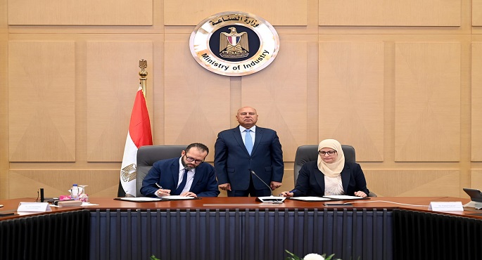 بالصور.. كامل الوزير يشهد توقيع عقد إقامة مصنع جديد لإنتاج الضفائر الكهربائية بمدينة الروبيكي