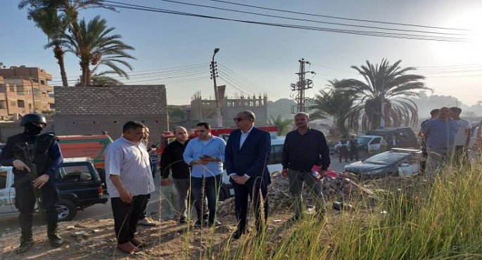 محافظ المنيا يتابع ميدانيا الأوضاع بموقع حادث التصادم