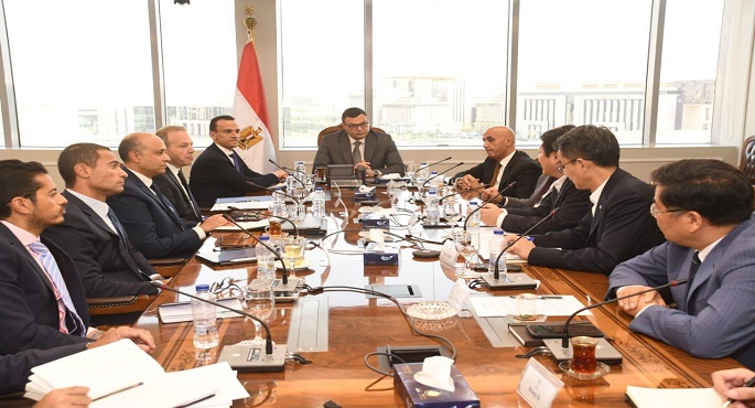 وزير الإسكان يتابع مع المبعوث الخاص لمجموعة “CSCEC” الصينية موقف المشروعات المشتركة
