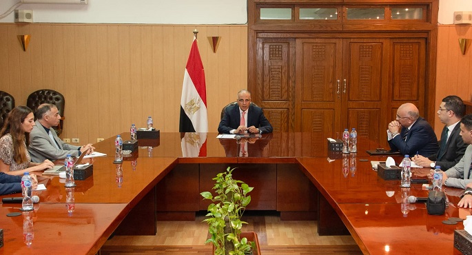 بالصور.. وزير الرى يبحث مع ممثلى الشركة المتحدة للخدمات الإعلامية التنسيق المشترك ضمن حملة التوعية “على القد”