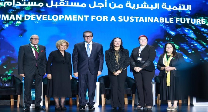 بالصور.. وزير الصحة يُدير جلسة حوارية حول “إطلاق العنان لقوة العمر الصحي والتعليم والثقافة لكبار السن لتعزيز حقوق الصحة الإنجابية وديناميكيات السكان”