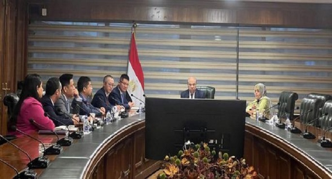 بالصور.. وزير الطيران المدني يلتقي مسئولي شركة هواوي العالمية لبحث فرص التعاون
