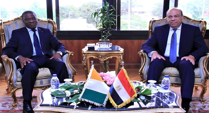 وزير الطيران المدني يبحث مع سفير كوت ديفوار بالقاهرة سبل التعاون المشترك