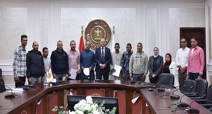بالصور.. وزير العمل يُسلم عقود لشباب للعمل في دولة الإمارات