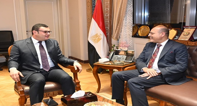 وزيرا الإسكان والعمل يستعرضان سبل تعزيز التعاون المشترك
