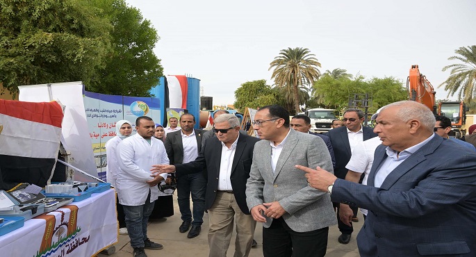 بالصور.. رئيس الوزراء يتفقد اصطفاف المعدات الخاصة بقطاع مياه الشرب والصرف الصحي بمدينة الخارجة