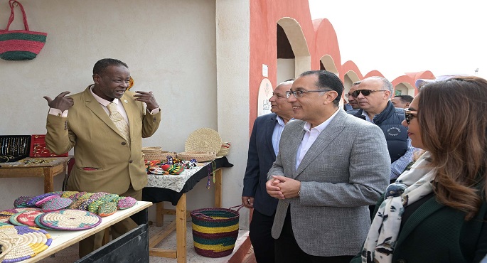 بالصور.. رئيس الوزراء يتفقد القرية التراثية بالخارجة .. ومعرض “أيادي مصر”