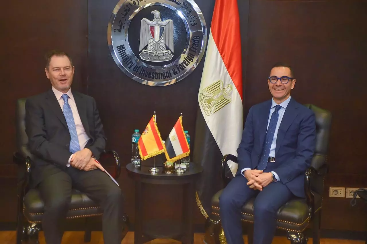 وزير الاستثمار يبحث مع السفير الإسباني بالقاهرة سبل تعزيز العلاقات الاقتصادية