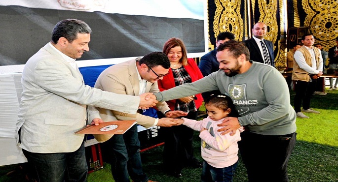 بالصور .. وزير الإسكان ومحافظ دمياط يسلمان عقود وحدات “سكن لكل المصريين” لمستحقيها بالمحافظة
