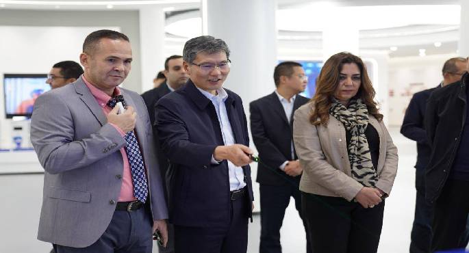 وزيرة التنمية المحلية ومحافظ الأقصر يزوران عدداً من الشركات الصينية المتخصصة فى صناعة السيارات الكهربائية