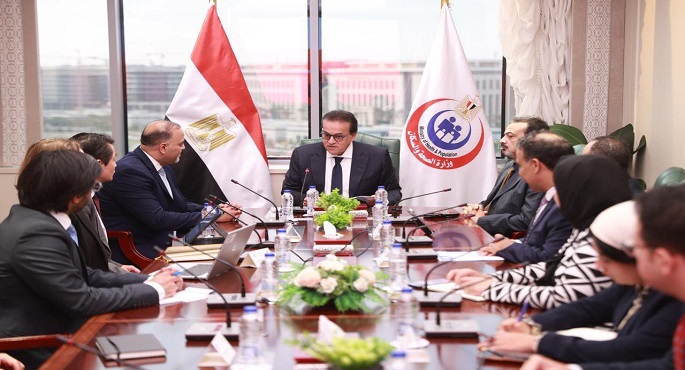 بالصور.. وزير الصحة يبحث مع وفد إحدى شركات الدواء سبل التعاون في القطاع الصحي