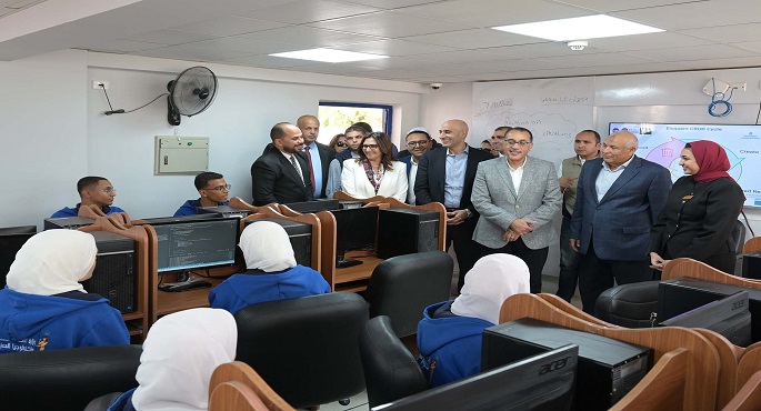 بالصور.. رئيس الوزراء يتفقد “مدرسة WE للتكنولوجيا التطبيقية” بمحافظة الوادي الجديد