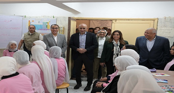 بالصور.. رئيس الوزراء يتفقد “مدرسة نجيب محفوظ الثانوية بنات” بمدينة الخارجة بالوادي الجديد