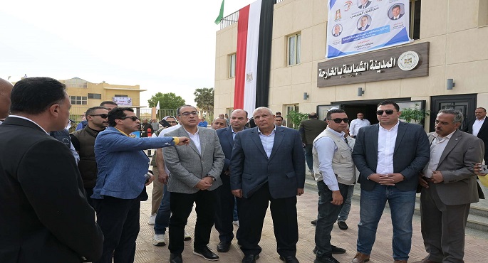بالصور.. رئيس الوزراء يتفقد المدينة الشبابية بالخارجة بمحافظة الوادي الجديد