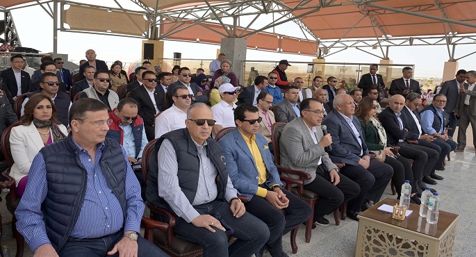 بالصور.. رئيس الوزراء يشهد افتتاح نادي الهجن والفروسية الدولي في الخارجة بالوادي الجديد