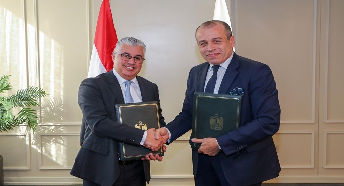 بالصور..اقتصادية قناة السويس توقع بروتوكول مع التمثيل التجاري المصري لتعميق سبل التعاون