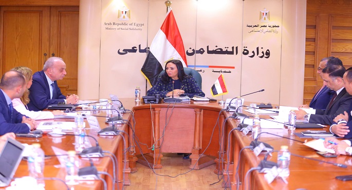 بالصور.. وزيرة التضامن تجتمع بمجلس إدارة “صندوق عطاء” بتشكيله الجديد