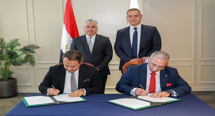 بالصور.. باستثمارات تقارب 13مليار جنيه.. اقتصادية قناة السويس توقع مع “أوراسكوم” عقد انتفاع لتطوير 3.3 كم2