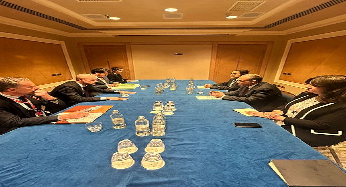 وزير الخارجية يشيد خلال لقاء مع نظيره الفرنسي بالعلاقات الإستراتيجية بين البلدين
