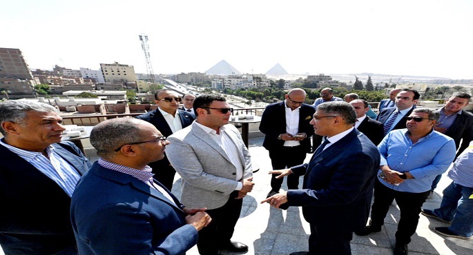 بالصور..وزير الإسكان ومحافظ الجيزة يعقدان اجتماعاً بالمنطقة المحيطة بالأهرامات لاستعراض مخطط تطويرها