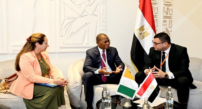 بالصور.. وزير الإسكان يعرض على نظيره من كوت ديفوار التجربة العمرانية المصرية
