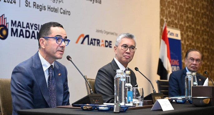 وزير الاستثمار والتجارة الخارجية يستعرض مع نظيره الماليزي فرص الاستثمار المشترك