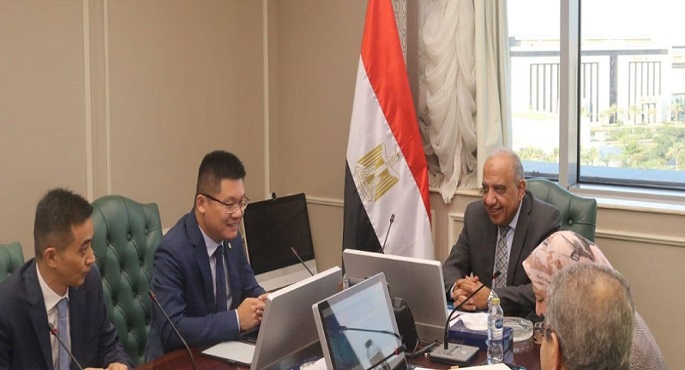 بالصور.. وزير الكهرباء يبحث توطين صناعة المهمات ووسائل كشف التلاعب في الاستهلاك