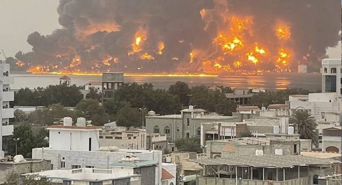 الحكومة اليمنية تدين الاعتداءات الإسرائيلية على البني التحتية في صنعاء والحديدة