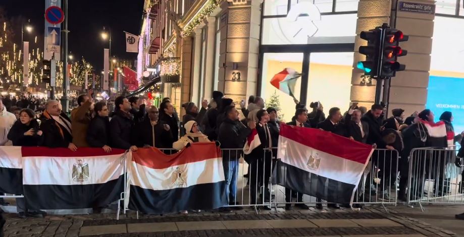 الجالية المصرية بالنرويج تتجمَّع أمام مقر إقامة الرئيس السيسي للتعبير عن دعمها
