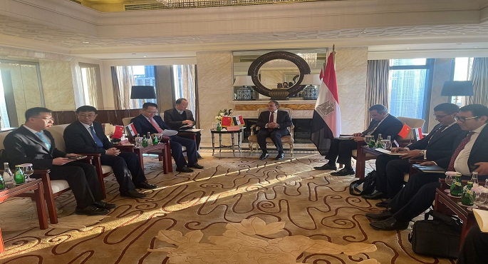 وزير الخارجية والهجرة يلتقي برئيس مجلس إدارة شركة “تيدا” الصينية