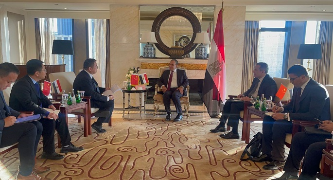 وزير الخارجية والهجرة يلتقي بنائب رئيس شركة “جريت وول” الصينية لصناعة السيارات