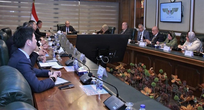 بالصور .. وزير الطيران المدني يلتقي بمسئولي شركة (CCCC) الصينية لبحث التعاون المشترك