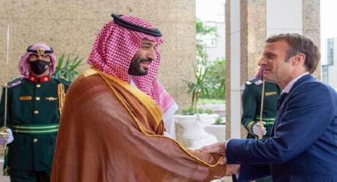 ماكرون في زيارة دولة للسعودية على وقع أزمة داخلية فرنسية