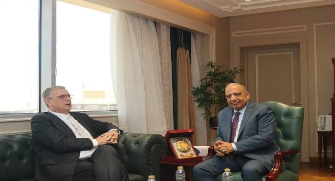 وزير الكهرباء يبحث مع سفير هولندا تعزيز الشراكة في مشروعات الهيدروجين الأخضر