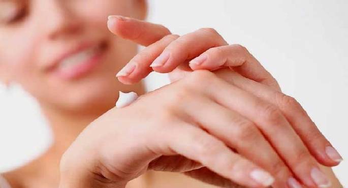 وصفات طبيعية لنضارة اليدين والقضاء على التشققات