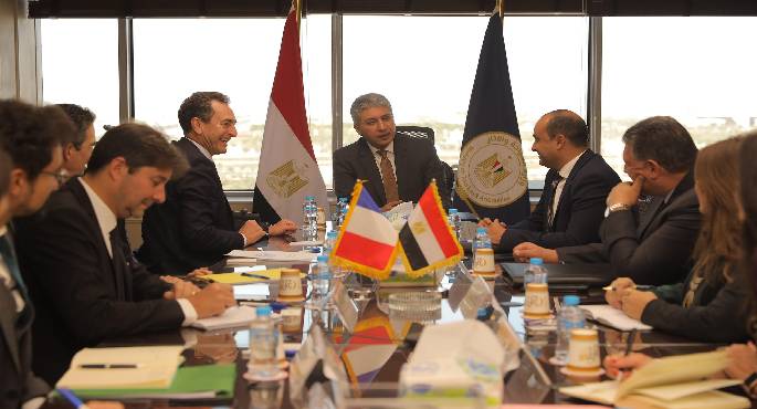 وزير السياحة والآثار يلتقي سفير فرنسا بالقاهرة لبحث سبل تعزيز التعاون بين البلدين