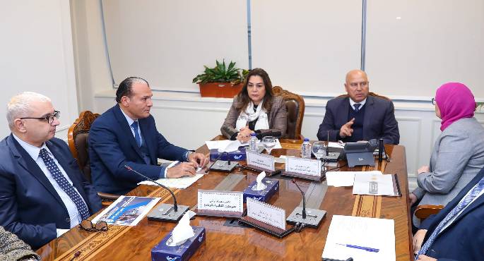 وزيرة التنمية المحلية ووزير الصناعة والنقل يبحثان مشروعات برنامج التنمية بالصعيد