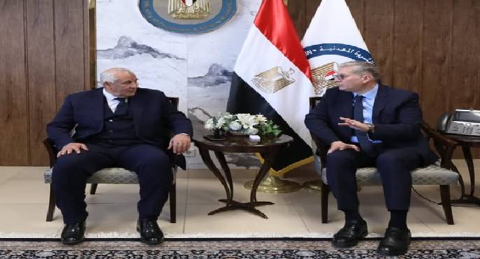 وزير البترول يبحث مع محافظ الوادي الجديد استغلال الخامات التعدينية والفوسفات بالمحافظة