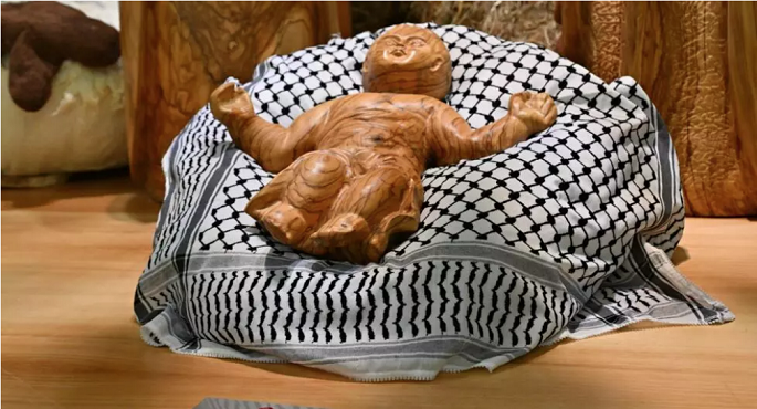الفاتيكان يستخدم الكوفية الفلسطينية في مشهد الميلاد