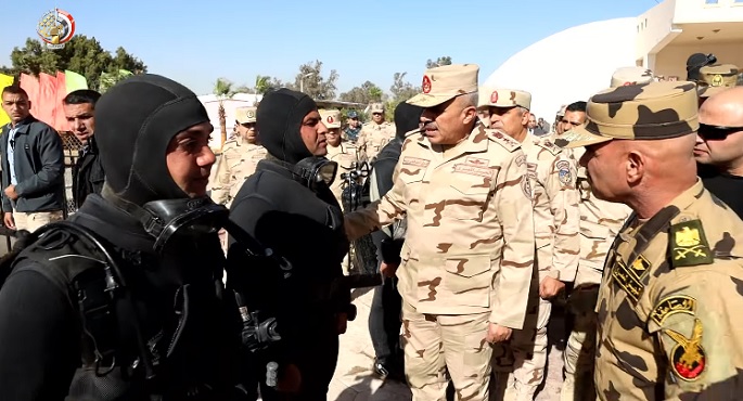 بالفيديو والصور.. رئيس الأركان يتفقد منظومة الكفاءة القتالية لقوات الصاعقة