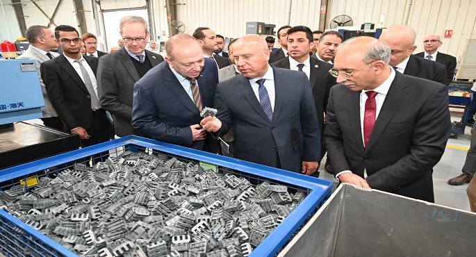 بالصور.. كامل الوزير يتفقد 4 مصانع متخصصة في مجالات الصناعات الكهربائية والغزل والنسيج والأدوات الصحية