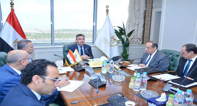 بالصور.. وزير التموين يؤكد أهمية العمل على زيادة رصيد الاحتياطي الاستراتيجي من السكر
