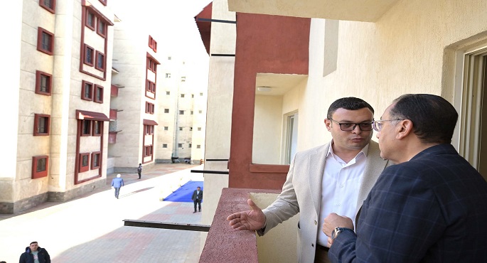 بالصور.. مدبولي يتفقد مشروعات للإسكان الاجتماعي بمدينة بورفؤاد ويُسلم عددا من عقود الوحدات السكنية لمستحقيها