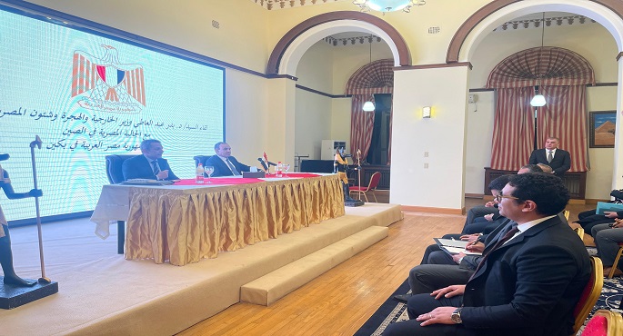 بالصور.. في مُستهل زيارته إلى بكين.. وزير الخارجية يلتقي رموز الجالية المصرية في الصين