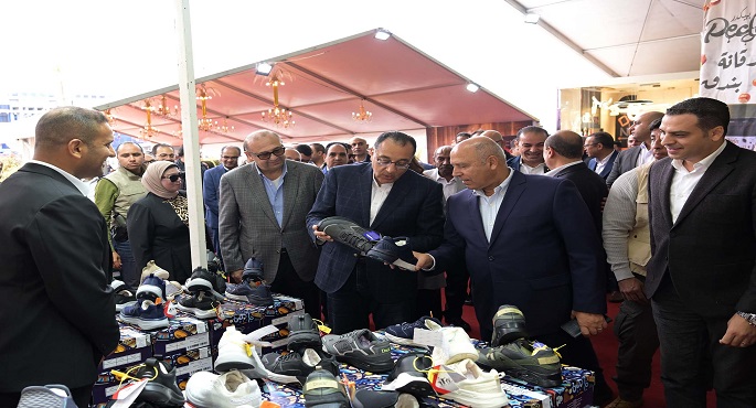 بالصور.. في بداية جولته بالمحافظة.. رئيس الوزراء يتفقد معرض “صُنع في بورسعيد”